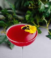 elegant cocktail med ätlig blomma garnering foto