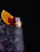 elegant cocktail med lila färgton och garnering foto