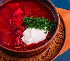 traditionell borscht soppa i lera skål foto