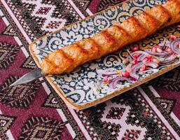 traditionell kyckling kebab på utsmyckad tallrik foto