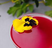 elegant rosa cocktail med ätlig blomma garnering foto