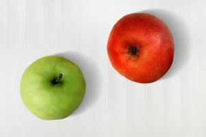 uppsättning färska äpplen för diet isolerad på vit bakgrund. foto