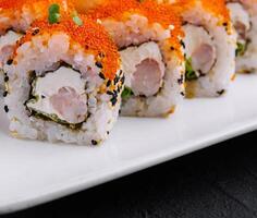 kalifornien sushi rullar på elegant vit tallrik foto