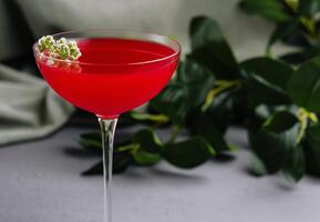 elegant röd cocktail i kristall glas foto