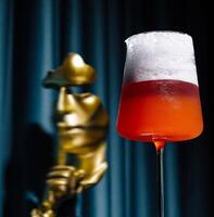 elegant cocktail förbi staty med dramatisk belysning foto