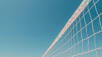strand volleyboll netto på sandig strand foto