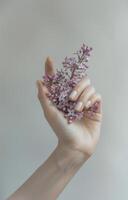 person innehav en blomma i hand foto