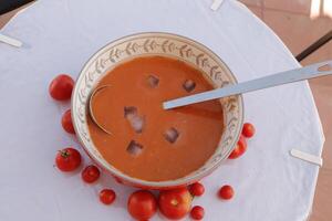 gazpacho soppa, en kall spanska tomat soppa, uppäten i de sommar i Spanien foto