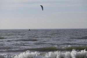 strand i de vinter, kitesurfing, i de nederländerna foto