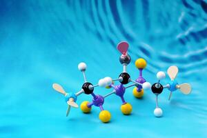 simulera form av kovalent molekyler på en blå bakgrund. mjuk och selektiv fokus. foto