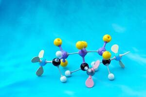 simulera form av kovalent molekyler på en blå bakgrund. mjuk och selektiv fokus. foto
