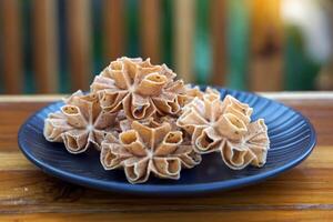 Krispig lotus blomma kaka är en traditionell thai efterrätt den där har en skön utseende liknande till vatten sallad eller blommor den där kan flyta i vatten. foto