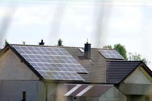 montera en sol- cell på en tak. foto