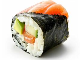 färsk sushi rulla detaljerad och isolerat på vit foto
