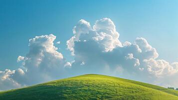 landskap med moln vilar på en grön sluttning i solljus. foto