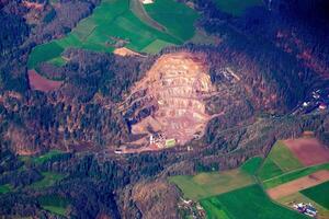 antenn Drönare skott panorama se av swiss by av ziefen. foto