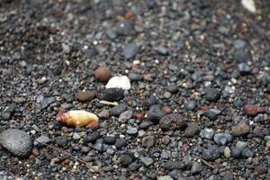 seraya strand med svart lava sand foto