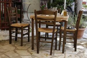 typisk grekisk möbel, stolar och tabell foto