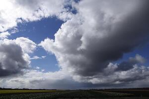 clouds i de vår, nederländerna foto