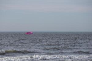 strand i de vinter, kitesurfing, i de nederländerna foto