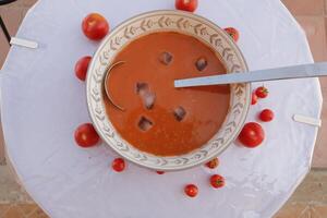 gazpacho soppa, en kall spanska tomat soppa, uppäten i de sommar i Spanien foto