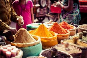 traditionell kryddor och torr frukt i lokal- basar i Indien. foto