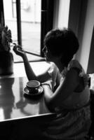 en flicka med en kort frisyr i en restaurang, svart och vit Foto i årgång stil