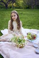 en porträtt av en Tonårs flicka i en pastell klänning på en picknick foto