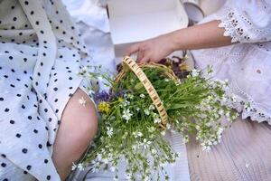 en mor och henne Tonårs dotter på en picknick i de trädgård foto