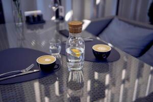 två koppar av kaffe, latte och cappuccino på en tabell i en Kafé foto