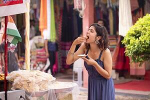 kvinna äter pani puri utsökt indisk mellanmål foto
