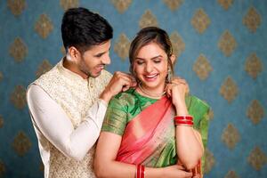 stock Foto av ett indisk äktenskap par bär traditionell klädespersedlar