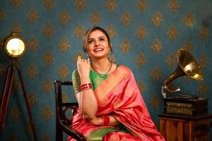 porträtt av bäst kvinna modell bär en saree under de diwali festival medan Sammanträde och Framställ foto