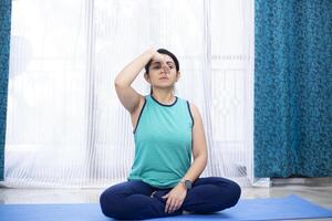 mindfulness praktiker praktiserande anulom vilom pranayama på Hem foto