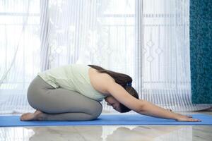 yoga tränare håller på med balasana yoga utgör foto