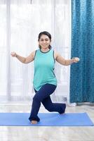 kvinna i träna kläder håller på med aerob övning foto