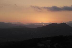 soluppgång i de bergen av periana, Spanien foto