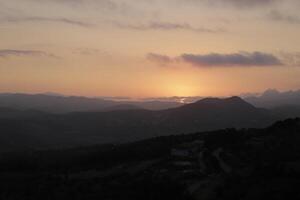 soluppgång i de bergen av periana, Spanien foto