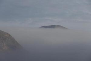 dimma i de berg, Spanien foto