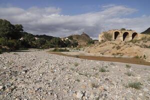 kollapsade santa barbara bro efter översvämningar flera år sedan, almeria, andalusien, Spanien foto