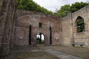 förstörd kyrka, ruiner av en kyrka den där var en gång slog förbi blixt- i oude niedorp, de nederländerna foto