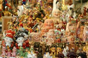 kinesisk grejer för försäljning på en marknadsföra i thailand foto
