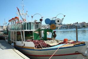 fiske båt i hamn lesbo, grekland foto