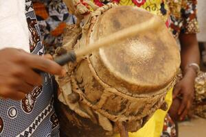 spelar trummor på festival i benin foto