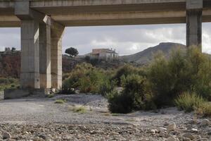 ny bro över de motorväg Nästa till de santa barbara bro, almeria, Spanien foto
