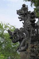 ornament på balinesisk hindi tempel foto