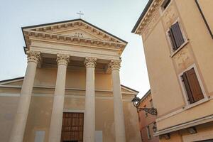 patronale kyrka i bardolino stad Centrum foto