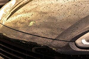 masi Italien 7 juni 2023 lyxig svart bil med vattendroppar beläggning dess elegant exteriör foto