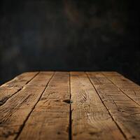 rustik trä- tabell mot en mörk bakgrund foto