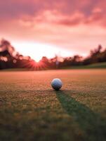 golf boll på grön fairway på solnedgång foto